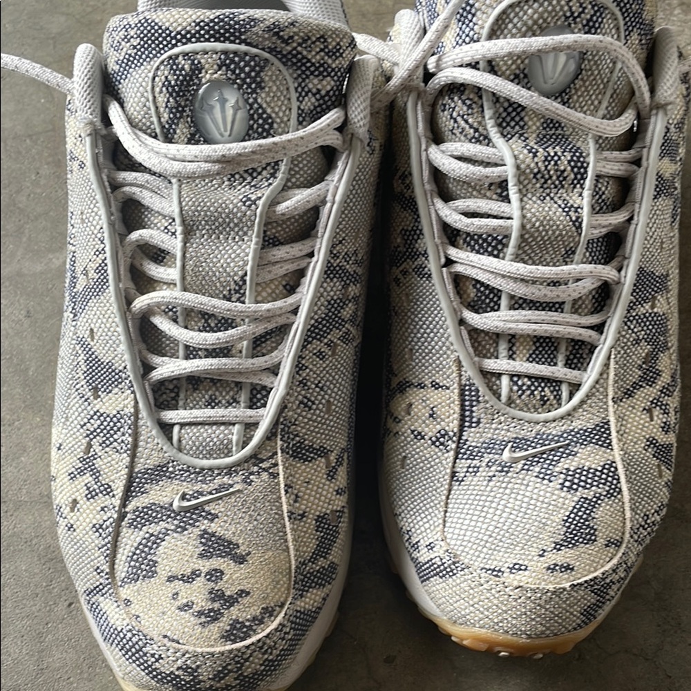 Nike Gray and Cream Patterned Sneakers
Notca